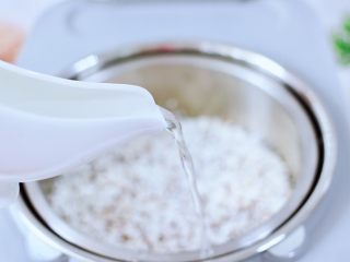 4、黎麦紫甘蓝时蔬饭团,这个时候倒入适量的清水，水不要超过米的1厘米以上，脱糖电饭煲的原理和我小时候吃的捞米饭是同一个道理，主要以煮、滤、洗、蒸、原理，使带有淀粉的米汤与米饭分离，通过甑子过滤到外釜，专利水循环技术，使米饭去除淀粉的同时，营养不流失。