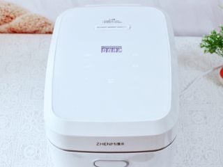 6、黎麦紫甘蓝时蔬饭团,盖上锅盖子，启动脱糖饭模式。