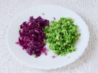 9、黎麦紫甘蓝时蔬饭团,把紫甘蓝和西兰花用刀切碎备用。