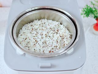 10、黎麦紫甘蓝时蔬饭团,这个时候黎麦米饭也煮熟了，满屋飘出香味，粒粒饱满圆润，脱糖的米饭更健康。