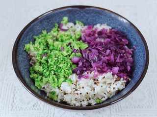 12、黎麦紫甘蓝时蔬饭团,把蒸好的黎麦饭，取一些放入大的容器里，再放上紫甘蓝和西兰花。
