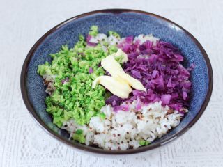 13、黎麦紫甘蓝时蔬饭团,加入沙拉酱和寿司醋，根据个人口味加入适量的盐调味。