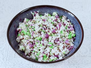 14、黎麦紫甘蓝时蔬饭团,把所有的食材混合搅拌后。