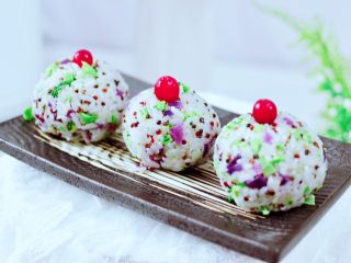 16、黎麦紫甘蓝时蔬饭团,依次做完所有的饭团，饭团上面插上新鲜的蔓越莓即可。