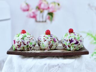 17、黎麦紫甘蓝时蔬饭团,颜值担当又营养丰富，而且低糖低脂哟，适合任何年龄的人食用。