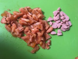 6、家常疙瘩汤,西红柿和火腿肠切小块儿。
