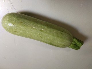 1、葱香西葫芦,西葫芦挑颜色嫩绿豆买比较嫩