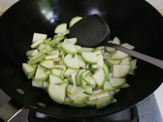 4、葱香西葫芦,热锅凉油放入西葫芦