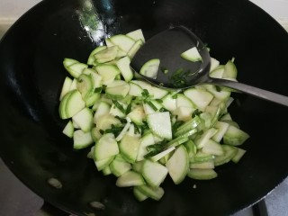 6、葱香西葫芦,放入葱花翻炒片刻