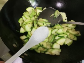 7、葱香西葫芦,放入一小勺盐