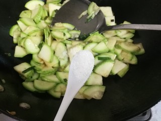 8、葱香西葫芦,放入一小勺糖