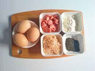 1、春季补钙食谱-虾皮火腿饼,食材准备:鸡蛋3枚、虾皮15克、面粉15克、火腿片1根、牡蛎粉3克