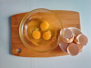 2、春季补钙食谱-虾皮火腿饼,三枚鸡蛋磕开