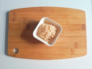 4、春季补钙食谱-虾皮火腿饼,虾皮浸泡后沥干水分