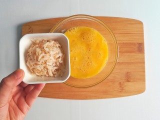 5、春季补钙食谱-虾皮火腿饼,将虾皮倒入蛋液里