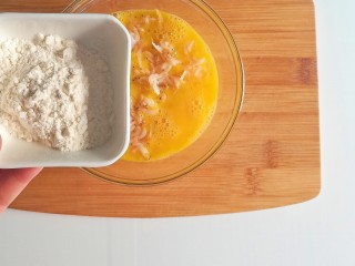 6、春季补钙食谱-虾皮火腿饼,加入面粉