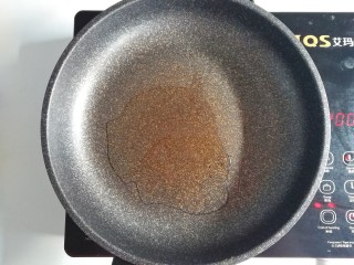 8、春季补钙食谱-虾皮火腿饼,起锅倒入黑芝麻牛油果油