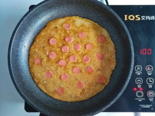 11、春季补钙食谱-虾皮火腿饼,没有凝固的时候，摆上火腿，记得要小火，否则很快就凝固了，用的电陶炉最小火