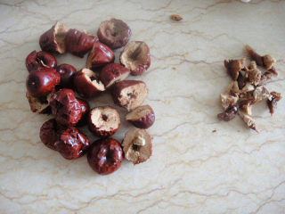 3、百合红枣汤,这红枣很大，我把它中间切开去核