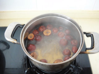 4、百合红枣汤,锅内倒入清水加入红枣盖上大火煮开后转中小火煮至红枣出甜味