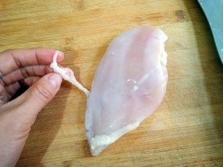 1、大煮干丝,鸡胸肉洗净剔去白色筋膜和脂肪。