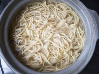 15、大煮干丝,将焯好的千张（豆腐皮）丝放入高汤中煮开。