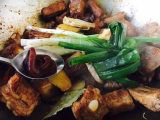 11、莲藕烧排骨（附无水无油炒糖色技巧）,放入1勺番茄酱（黄豆酱也可以）。