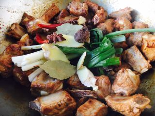 10、莲藕烧排骨（附无水无油炒糖色技巧）,放入佐料，小香葱、草果、干辣椒、香叶、八角。