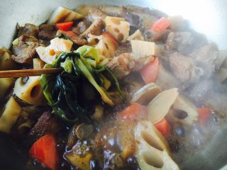 15、莲藕烧排骨（附无水无油炒糖色技巧）,20分钟后把佐料挑出去，不要了。