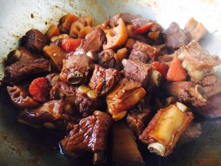 17、莲藕烧排骨（附无水无油炒糖色技巧）,最后放入1勺蚝油提鲜，翻炒均匀即可。