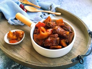 18、莲藕烧排骨（附无水无油炒糖色技巧）,成品图。