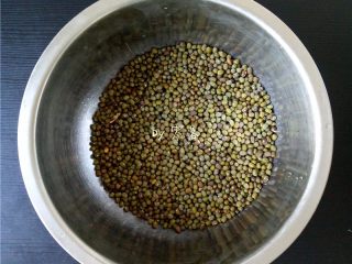 1、绿豆薏仁糖水,绿豆挑去劣质的豆子； 