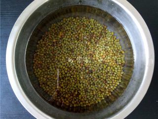 2、绿豆薏仁糖水,洗净后，用清水浸泡，可在前一晚提前浸泡；