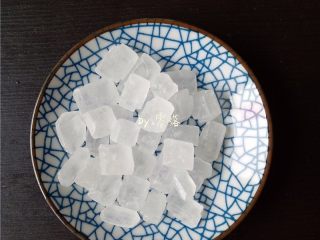4、绿豆薏仁糖水,备好冰糖，冰糖的分量可根据个人喜好调整；