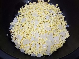7、绿豆薏仁糖水,将所有食材放入砂锅；