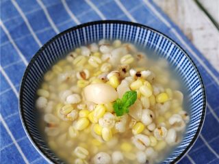 12、绿豆薏仁糖水,冰镇后，【绿豆薏仁糖水】口感更好。