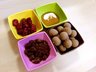 1、红枣桂圆茶,材料开大会中。。。