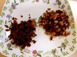 2、红枣桂圆茶,红枣提前洗净。用剪刀剪碎红枣和桂圆，越碎越好。
