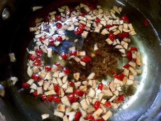 3、红枣桂圆茶,锅内加2碗水，倒入红枣桂圆碎，大火加热。