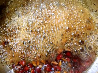 4、红枣桂圆茶,大火煮开，调小火再熬制15分钟。桂圆会沉在水底，用勺子适当搅拌。水慢慢蒸发到比红枣桂圆多一点的时候关火。