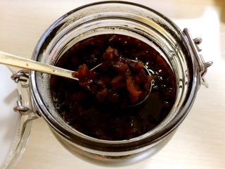 5、红枣桂圆茶,密封玻璃罐洗净，用开水烫把罐子里外烫一下进行消毒。把熬制的红枣桂圆茶趁热倒进罐子。加入红糖搅拌至融化。