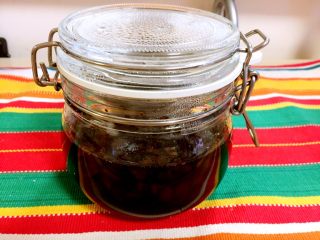 6、红枣桂圆茶,温度降到不烫手后加入蜂蜜搅拌。盖上罐子。温度降到常温后放入冰箱冷藏保存！