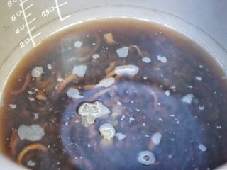 4、暖心年糕陈皮红豆汤,第二天陈皮红豆已经熬好了，这个时候把冰糖加进去，开启再加热模式。几分钟后冰糖融化了就可以了。