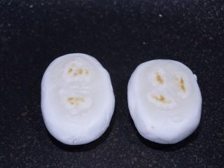 11、暖心年糕陈皮红豆汤,不沾锅里浅浅地刷一层油，放入粉团小火煎到两面略微焦黄发硬。