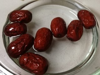 1、红枣黑米粥,红枣清水洗干净。