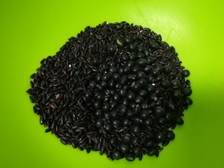 4、红枣黑米粥,黑豆含丰富的B族维生素和维生素E及卵磷脂，常食可降低血液黏度，延缓机体衰老。