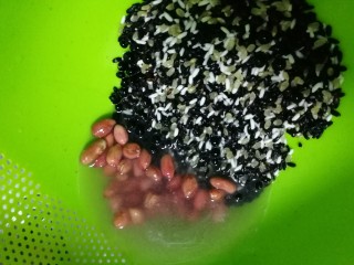 10、红枣黑米粥,不要用力搓洗，轻轻洗去表面灰尘就好。