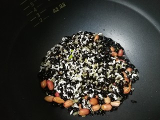 11、红枣黑米粥,洗好的米倒入电饭煲。