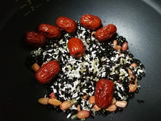 12、红枣黑米粥,放入红枣。