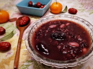 15、红枣黑米粥,早起就可以喝到滋补的红枣黑米粥了。